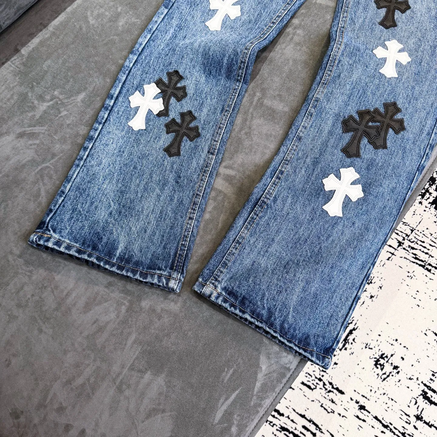 P270 ChromeHearts Chrome washed blue black and white leather straight pants, ceiling-level jeans, a pair is hard to find at the counter‼ ️About Zangyin✅This is an extremely luxurious fashion brand that can also be called the aristocracy of the high street. It has always been an exclusive brand for some hipsters or rich second generations. The color of this model is already very eye-catching by using a unique washed material. It is decorated with pink patch cross flowers, which cleverly highlights the charm of the brand. Secondly, this model adopts a classic high-waist cut design, which highlights the long legs and fashionable temperament of the upper body. The brand is highly recognizable and the slim-fitting configuration is more suitable for daily wear. The personality will be fashionable and the specifications can be seen at a glance. Materials and technology ✅ Needless to say, this point goes without saying. As an excellent craftsman brand, Zangyin's requirements for details and craftsmanship are really perfect. The washed color of this model has gone through a lot of processes, not to mention the embellishment of the denim appliqués. It is also purely handmade and sewn. Just like what they believe in, only handmade things have soul and have the meaning of wearing. A top-notch heavy-duty fashionable denim item, recommended by both hands‼ ️ Size: 28, 30, 32, 34, 36 (S-XXL) Color: blue Size reference: Pants length 100 102 104 106 106 Waist 72 76 80 84 88 Recommended weight S (about 110 pounds) M (about 120 pounds) L (about 140 pounds) XL (about 165) XXL (about 185)